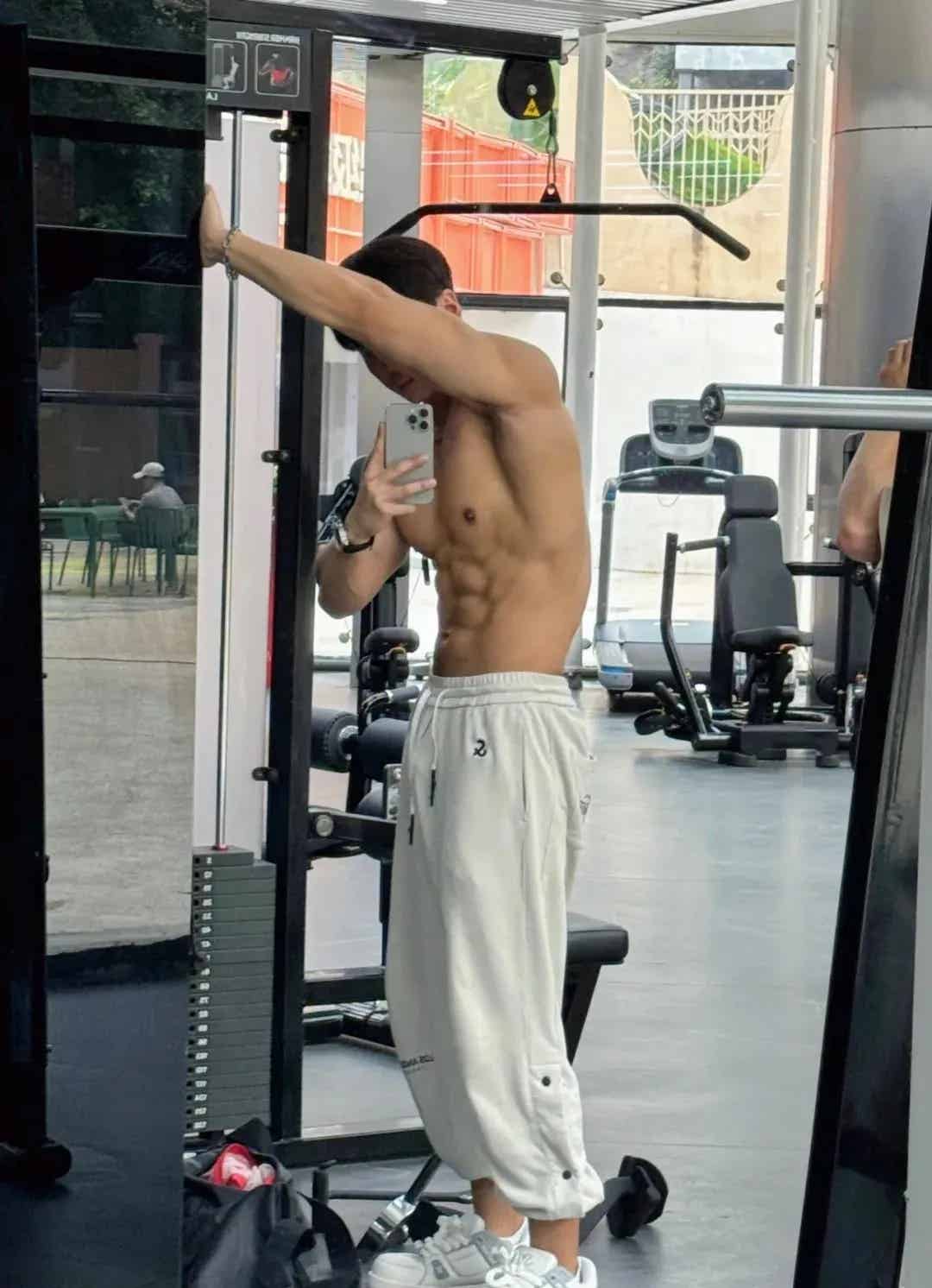 182cm巧克力腹肌男菩萨，超会拍照！-小蓝短视频