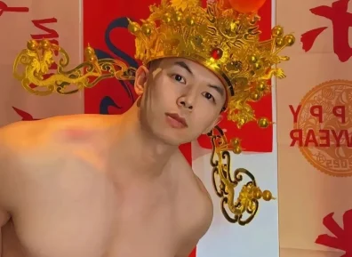 正月二十！肌肉小哥cos财神意外走红