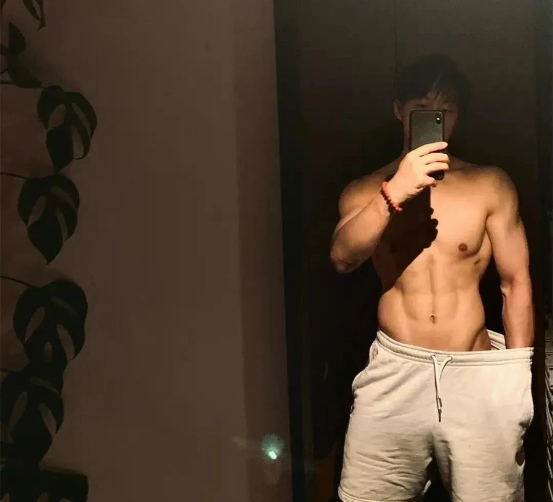 张宏涛内裤大片刷屏！这腹肌+翘臀是我能免费看的吗？