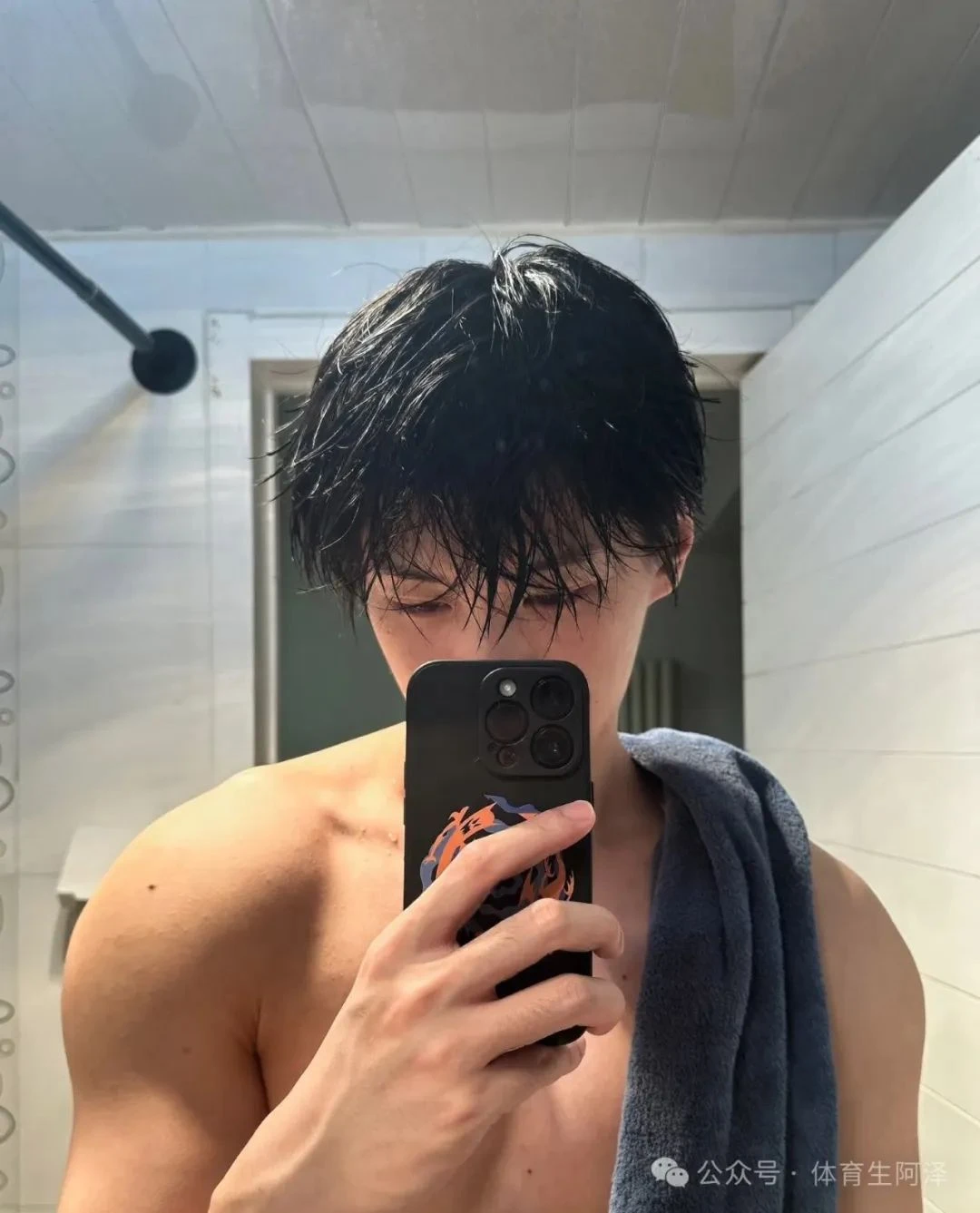 190帅气直男约榜一大哥线下吃法，结果被富婆发现，富婆痛斥忘本.....