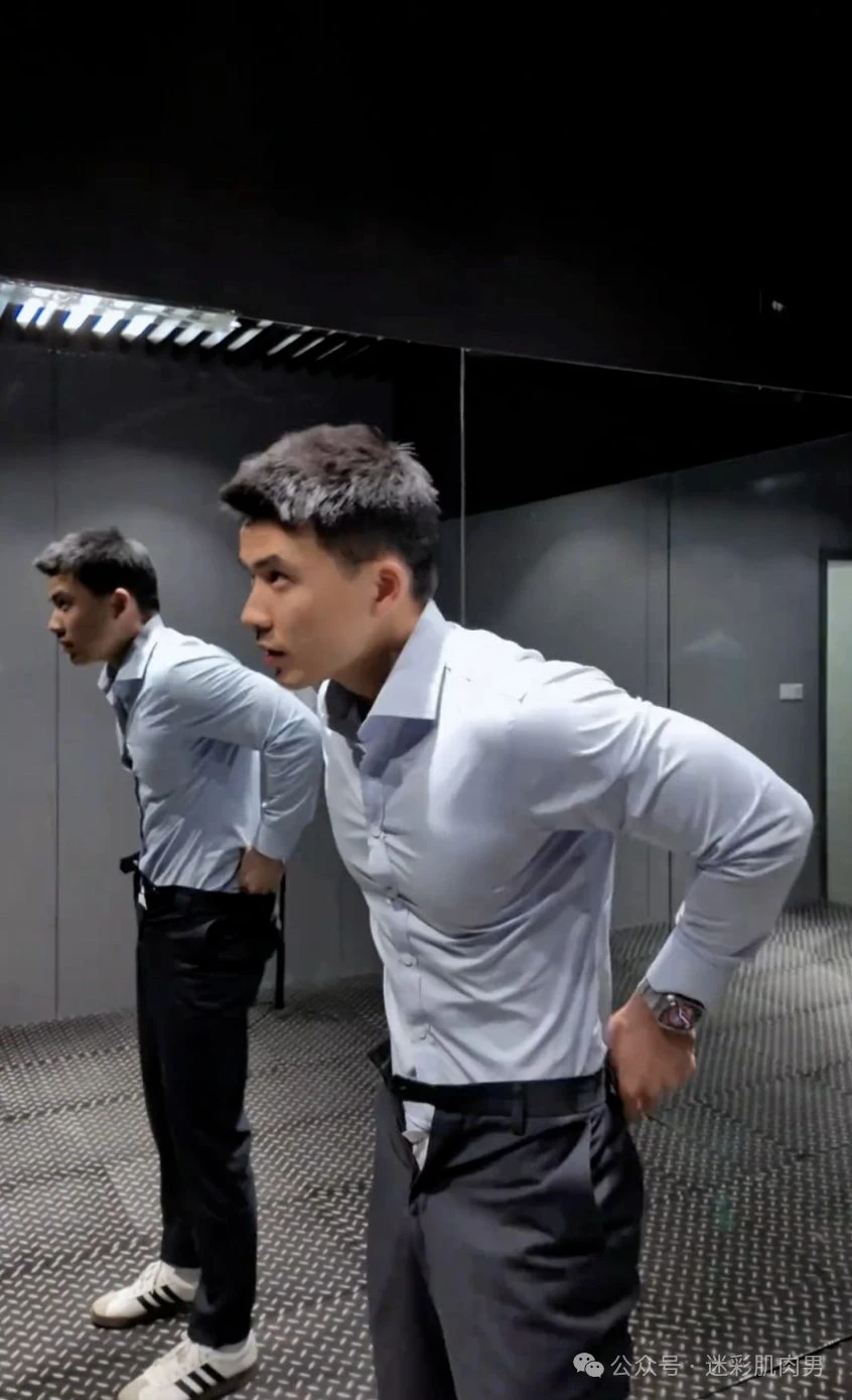 壹臣最新穿衬衫换西裤的照片!!真好看呀!