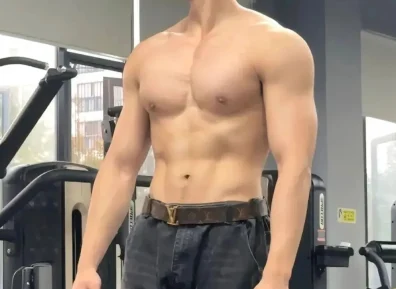 湖南伴郎脱衣惊现肌肉身材!192CM身高完美线条绝了!