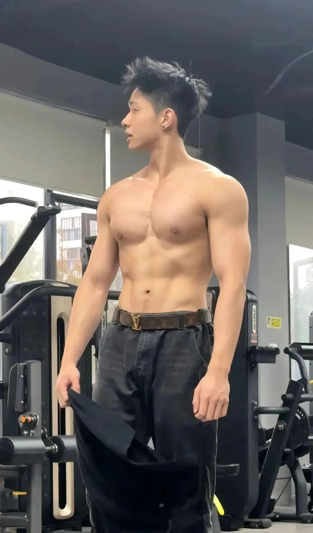 湖南伴郎脱衣惊现肌肉身材!192CM身高完美线条绝了!-小蓝短视频