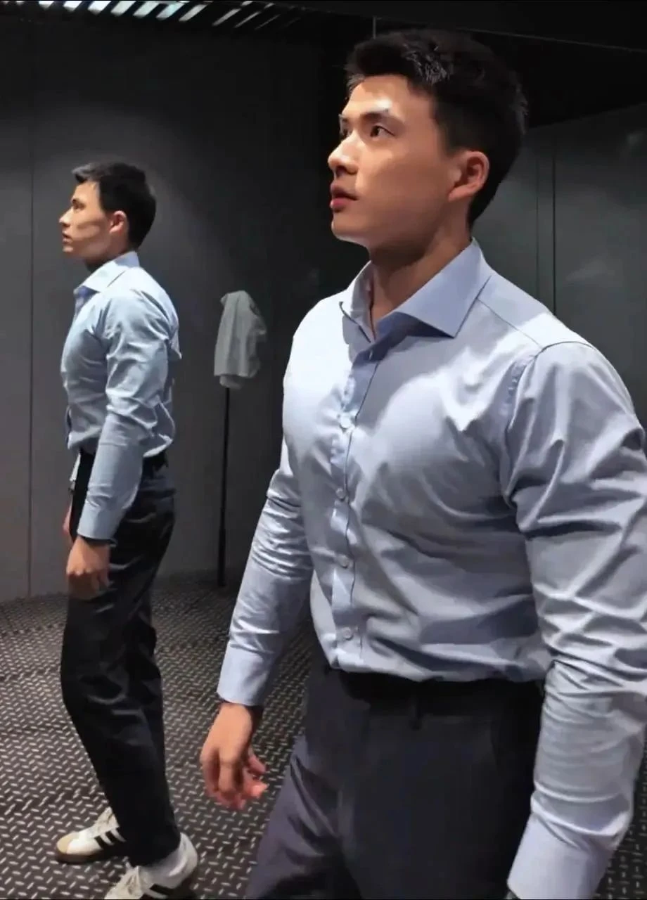 壹臣最新正装肌肉照，这也太帅了吧！-小蓝短视频