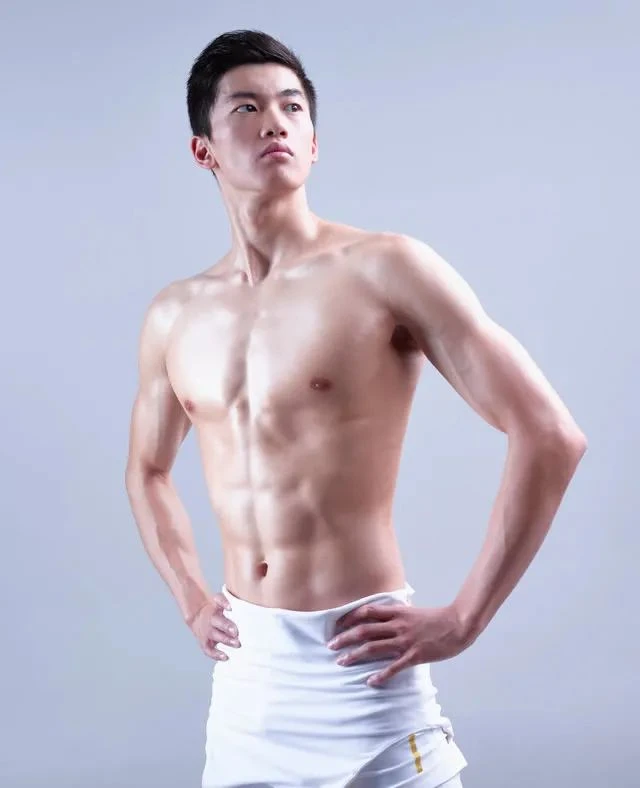 汪顺穿灰裤子被采访!正面对着拍,这画面也太好看了吧!-小蓝短视频