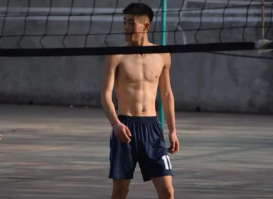 操场上打球扒衣服的体育生!