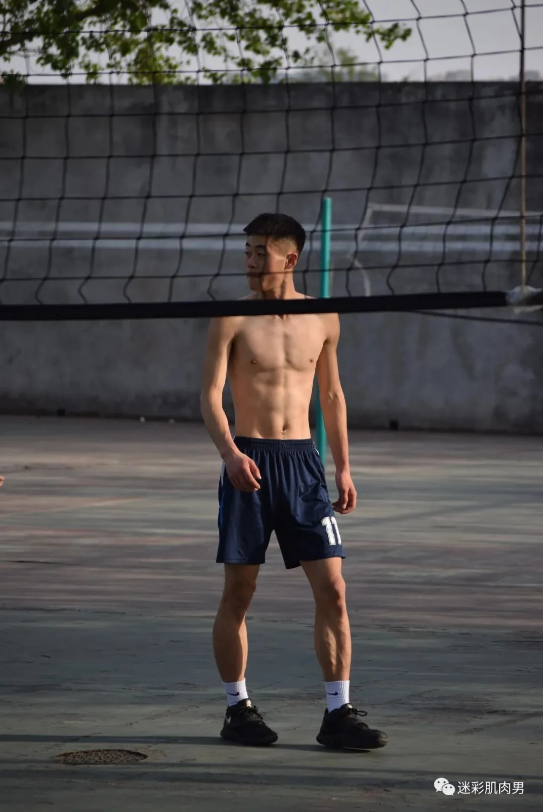 操场上打球扒衣服的体育生！-小蓝短视频