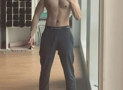 脱衣露腹毛自拍的大鼻子兵哥硬照，？实力藏不住了！