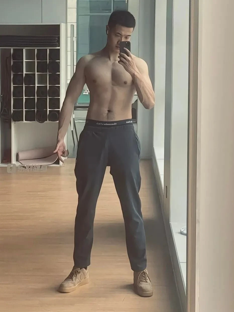 脱衣露腹毛自拍的大鼻子兵哥硬照，？实力藏不住了！-小蓝短视频