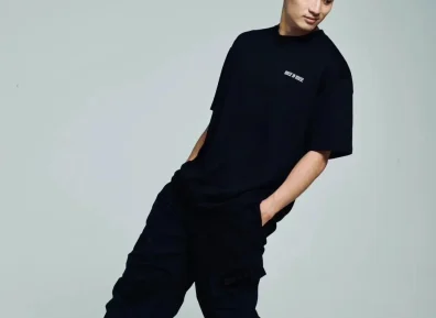 190CM篮球帅哥换鞋子被偷拍，穿白袜的时候男人味十足！