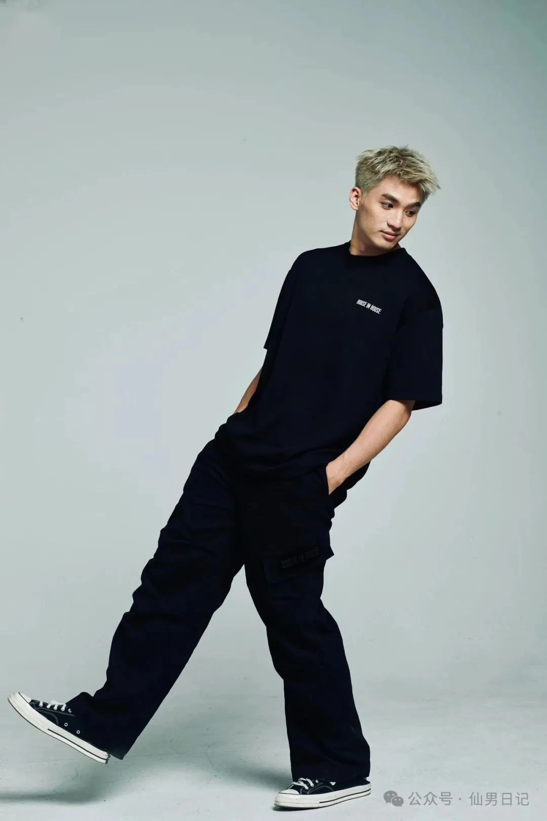 190CM篮球帅哥换鞋子被偷拍，穿白袜的时候男人味十足！-小蓝短视频