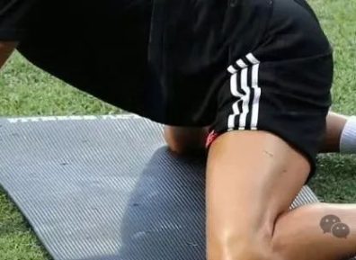 牛逼，黑粉竟然调侃球星“C罗”大包的含金量，男粉集体怒斥：“把你的拿出来亮亮相”