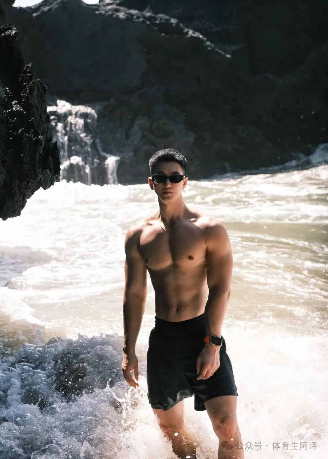 黑皮肌肉体育生不工作天天健身，只因被大哥包养......-小蓝短视频