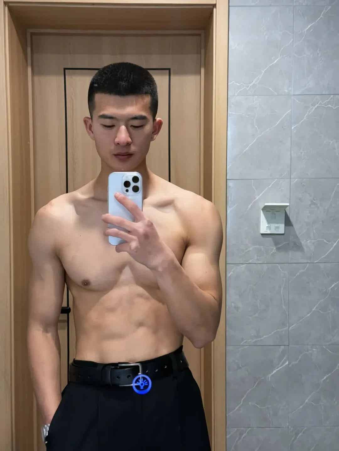 图片[1]-山东寸头退役小哥自拍肌肉照，满满的性张力！-小蓝短视频