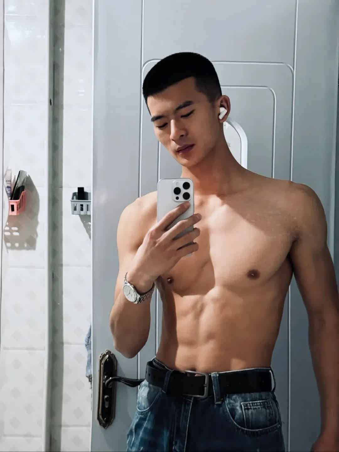 图片[4]-山东寸头退役小哥自拍肌肉照，满满的性张力！-小蓝短视频