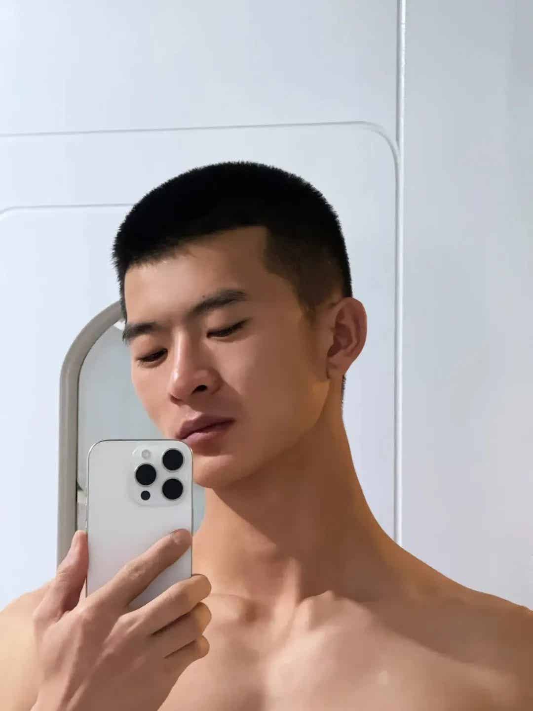 图片[5]-山东寸头退役小哥自拍肌肉照，满满的性张力！-小蓝短视频