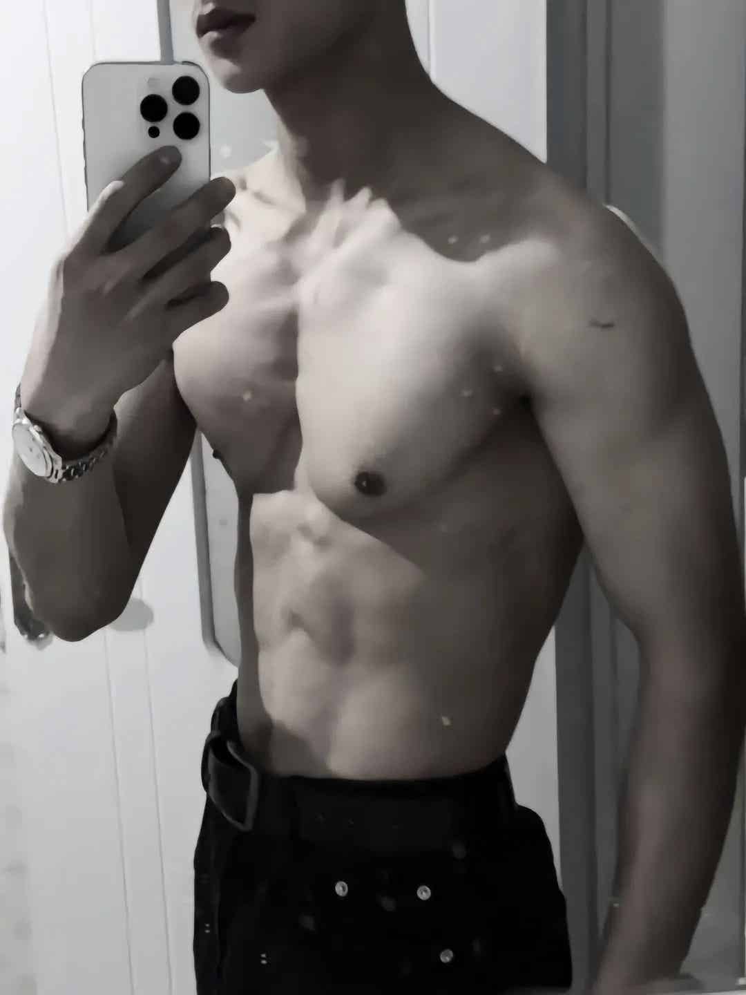 图片[6]-山东寸头退役小哥自拍肌肉照，满满的性张力！-小蓝短视频