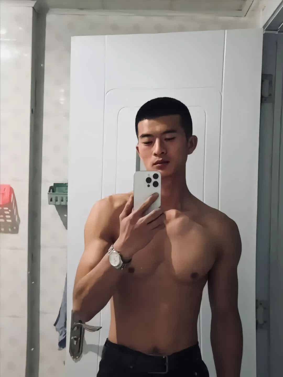 图片[9]-山东寸头退役小哥自拍肌肉照，满满的性张力！-小蓝短视频