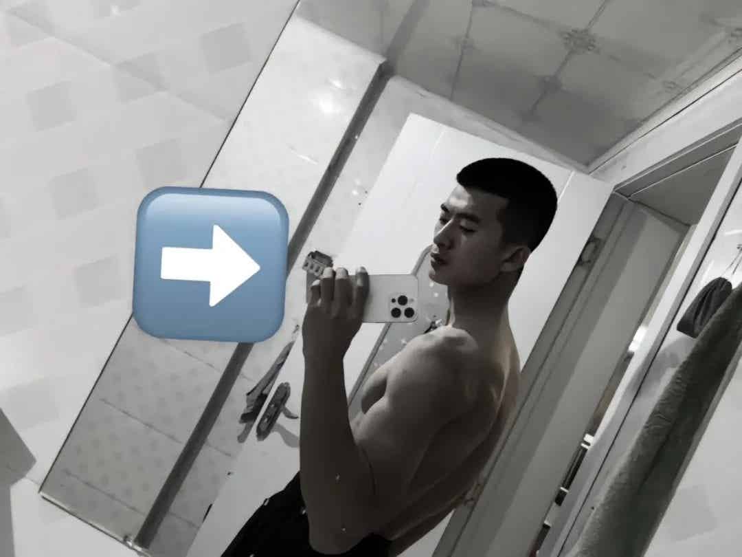 图片[10]-山东寸头退役小哥自拍肌肉照，满满的性张力！-小蓝短视频