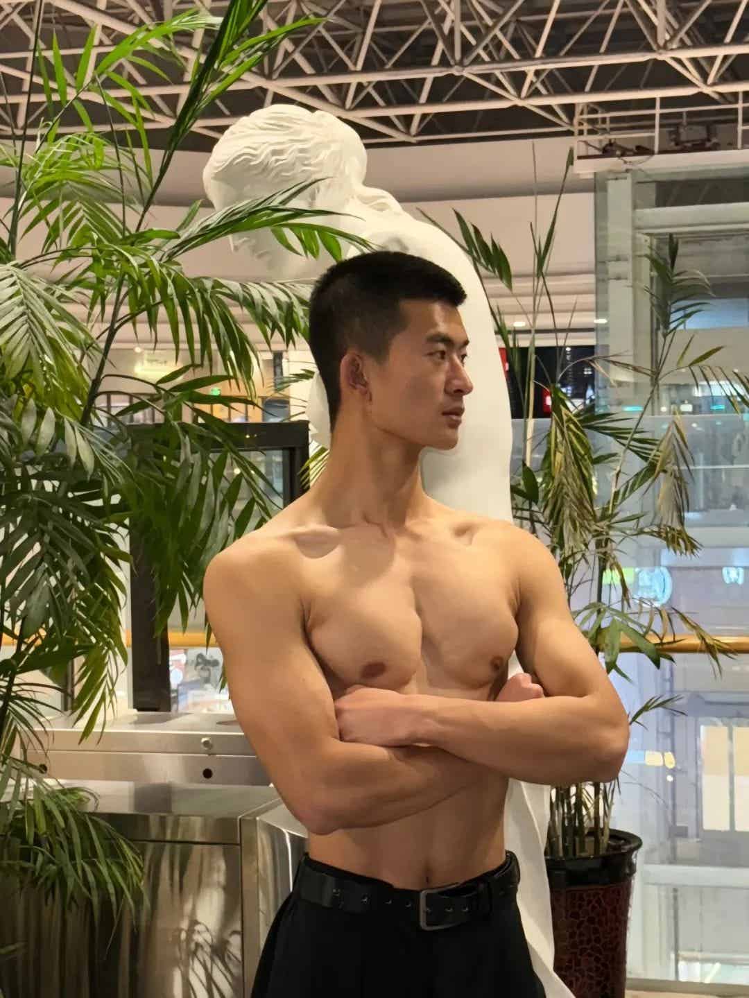 图片[11]-山东寸头退役小哥自拍肌肉照，满满的性张力！-小蓝短视频