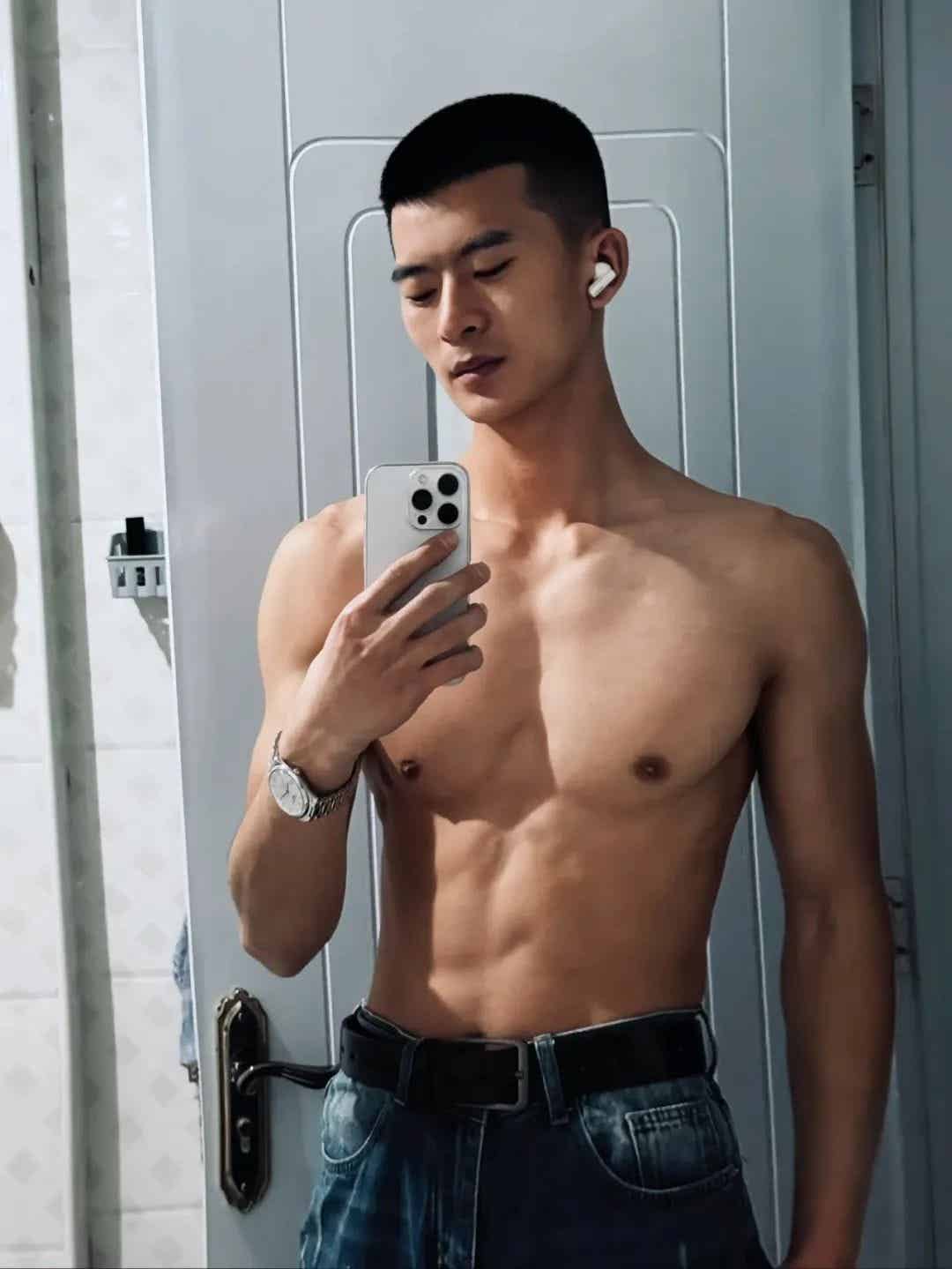 图片[12]-山东寸头退役小哥自拍肌肉照，满满的性张力！-小蓝短视频