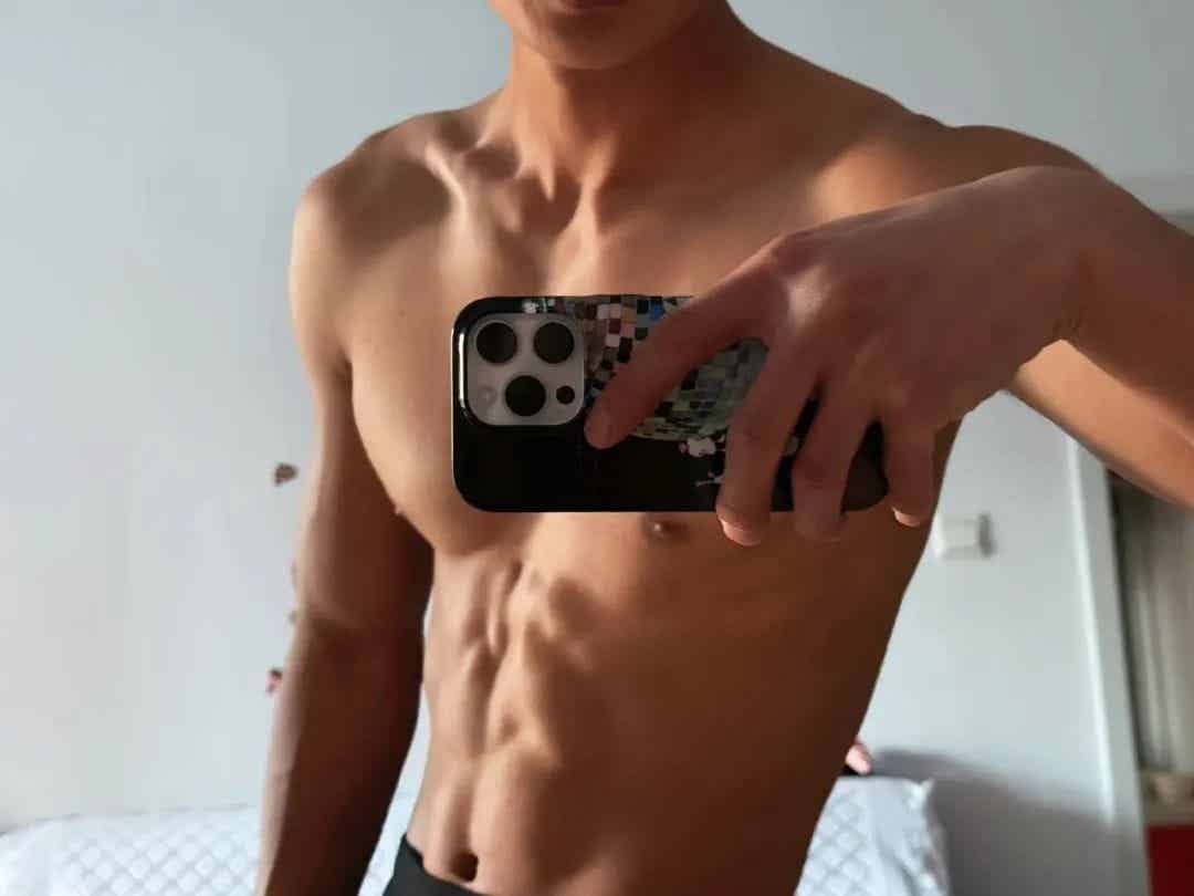图片[13]-山东寸头退役小哥自拍肌肉照，满满的性张力！-小蓝短视频