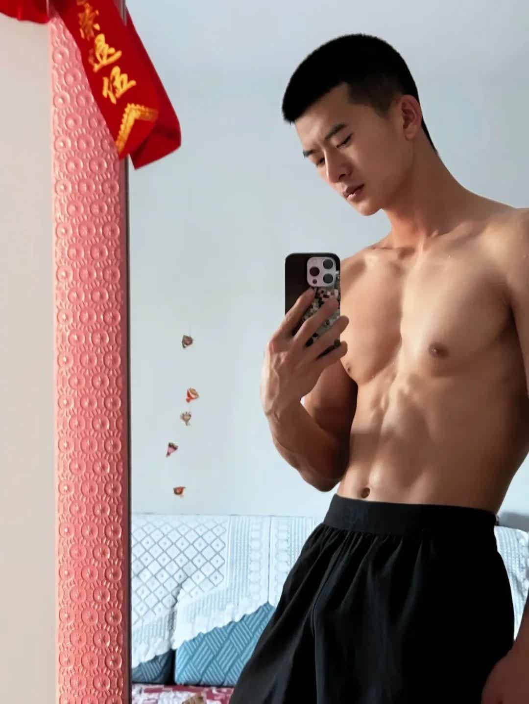 图片[14]-山东寸头退役小哥自拍肌肉照，满满的性张力！-小蓝短视频