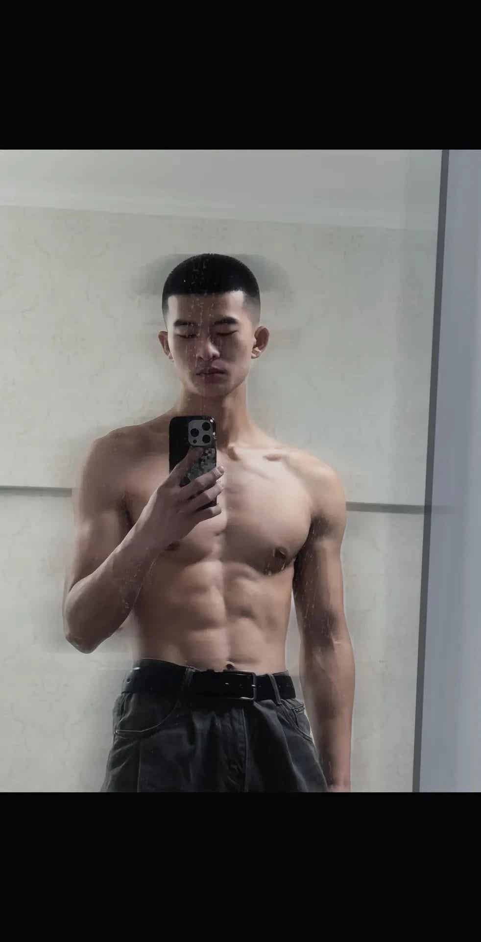 图片[15]-山东寸头退役小哥自拍肌肉照，满满的性张力！-小蓝短视频