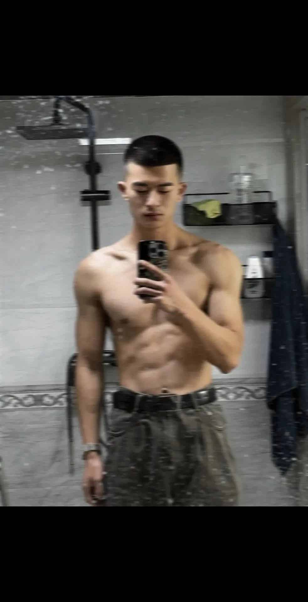 图片[16]-山东寸头退役小哥自拍肌肉照，满满的性张力！-小蓝短视频
