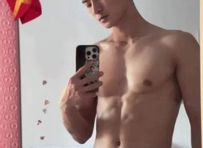 山东寸头退役小哥自拍肌肉照,满满的性张力!