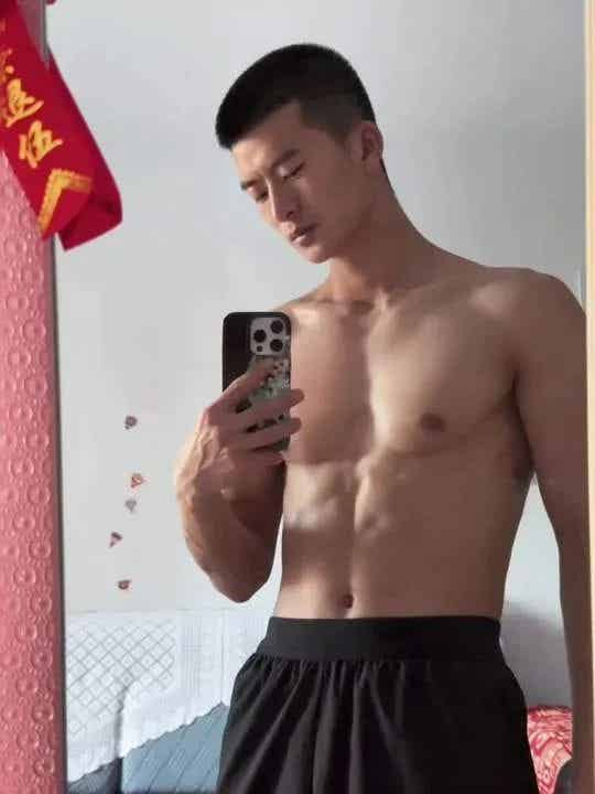 山东寸头退役小哥自拍肌肉照，满满的性张力！-小蓝短视频
