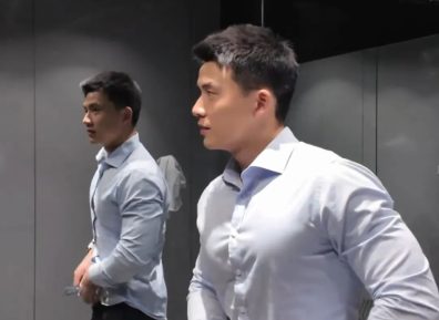 壹臣最新直播采访，正装直接脱掉了！