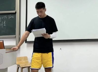 广东19岁男大穿篮球裤抓拍照火了！被吸引啦！！