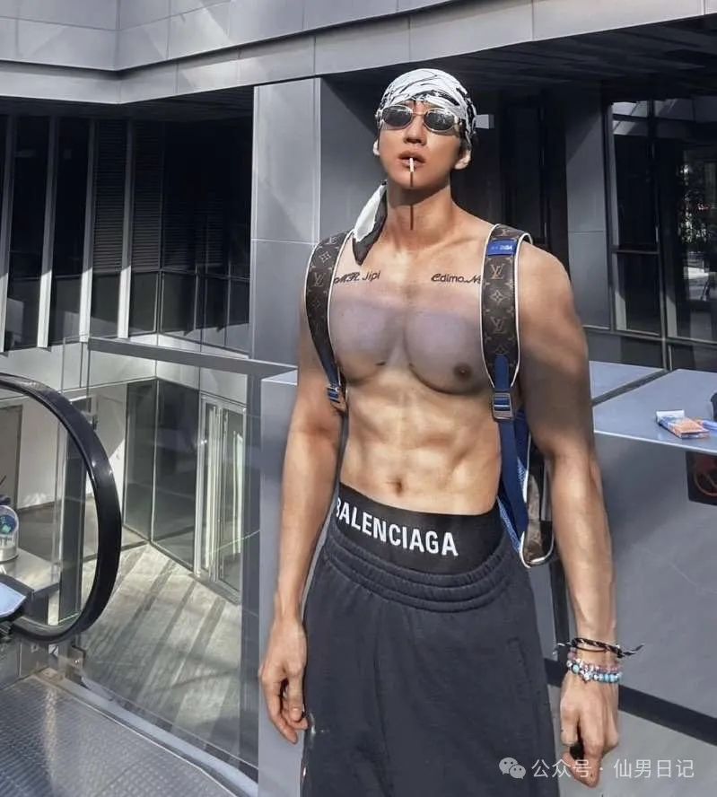 199cm体育生花式秀六块腹肌，网友辣评：我一个直男都害羞了……