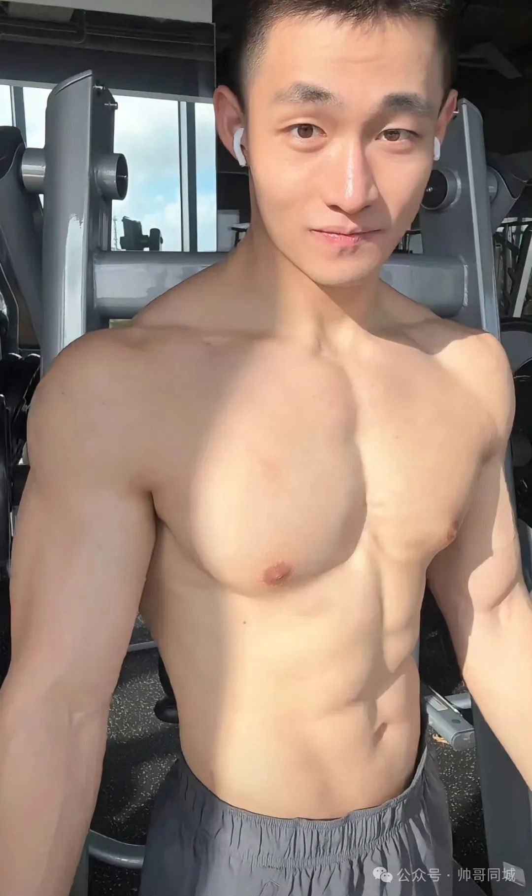 192cm肌肉哥哥转行当男主播爆火！