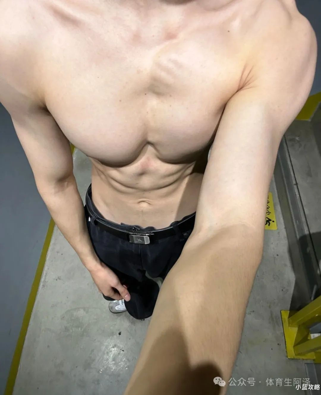 宽肩窄腰薄肌体育生，私下竟然这样？反差太大，没眼看......