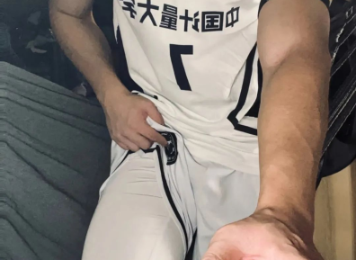 195cm黑皮体育生因“尺度太大”爆火推特,网友辣评:尺度太大,请谨慎观看......