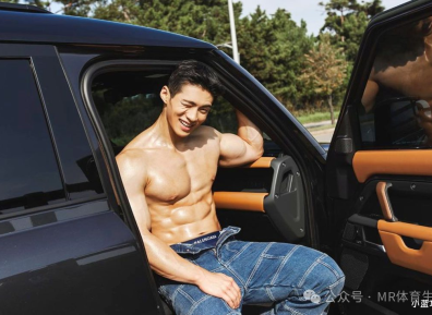 肌肉网红小哥户外冲凉，这性张力绝了！