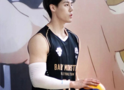 排球圈新晋Top体育生，白袜长腿太诱惑。网友辣评：球粉吃太好了......