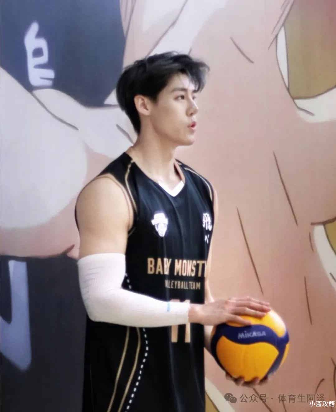 排球圈新晋Top体育生，白袜长腿太诱惑。网友辣评：球粉吃太好了......-小蓝短视频