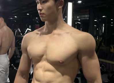 185CM肌肉体育生男大，超爱撩起八块腹肌！