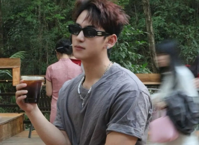 00后肌肉帅哥体育生，毕业就开上豪车，网友：知道你不想努力了.......