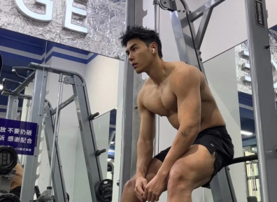 195黑皮精壮体育生S,人形打桩机,网友辣评:根本停不下来......