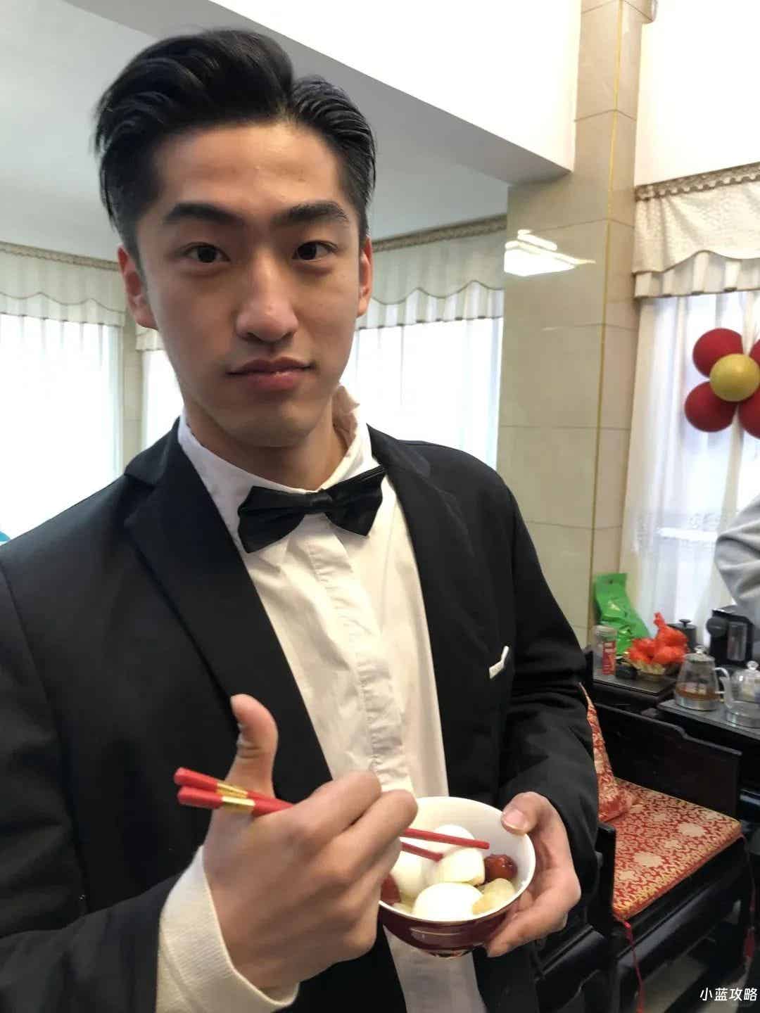 图片[2]-人家秋雅结婚，你一个大鼻子伴郎又唱又跳的！-小蓝短视频