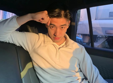 人家秋雅结婚，你一个大鼻子伴郎又唱又跳的！