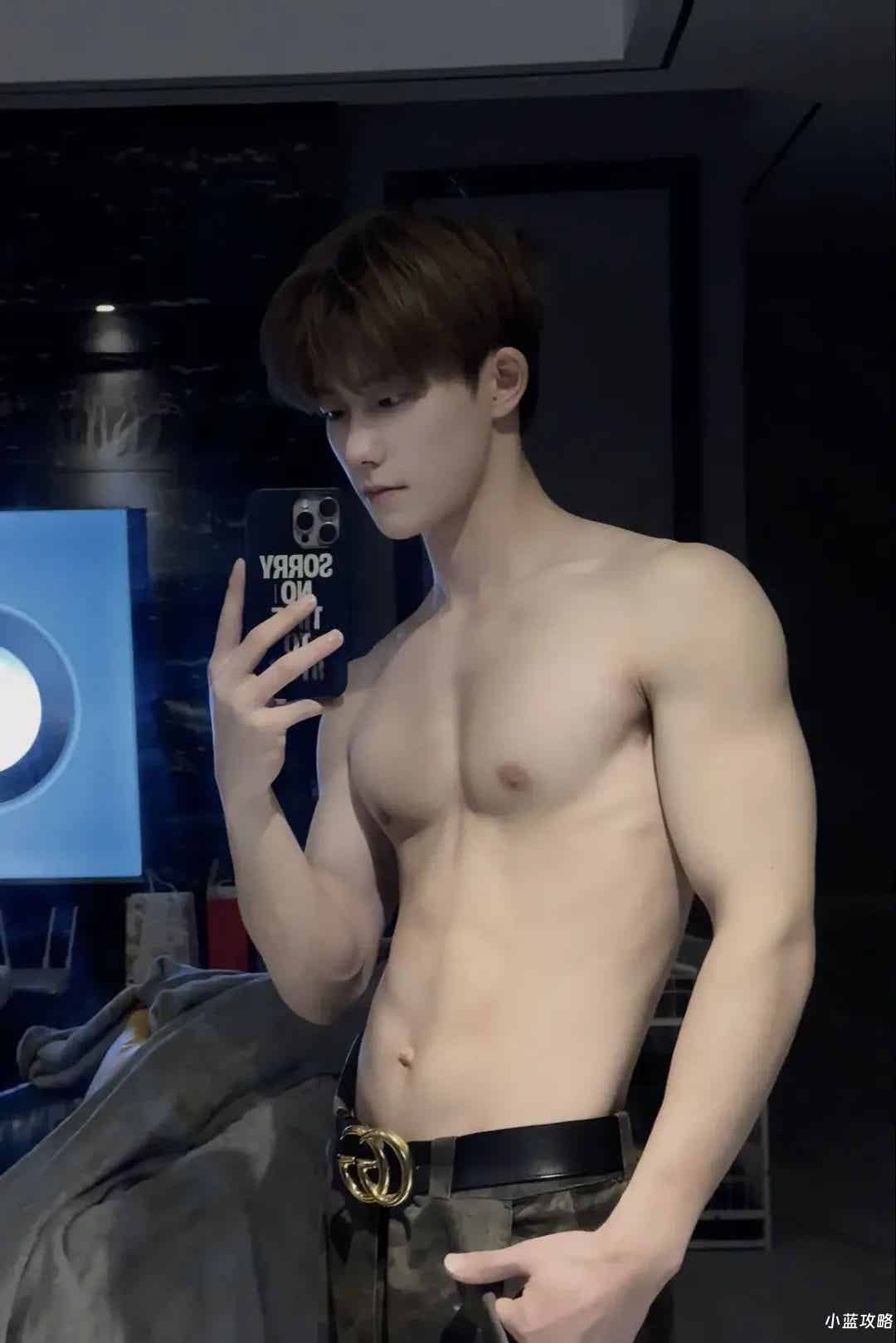 图片[18]-神似杨洋的上海帅哥，白净薄肌，穿衣显瘦脱衣有肉，你的完美电子男友！-小蓝短视频