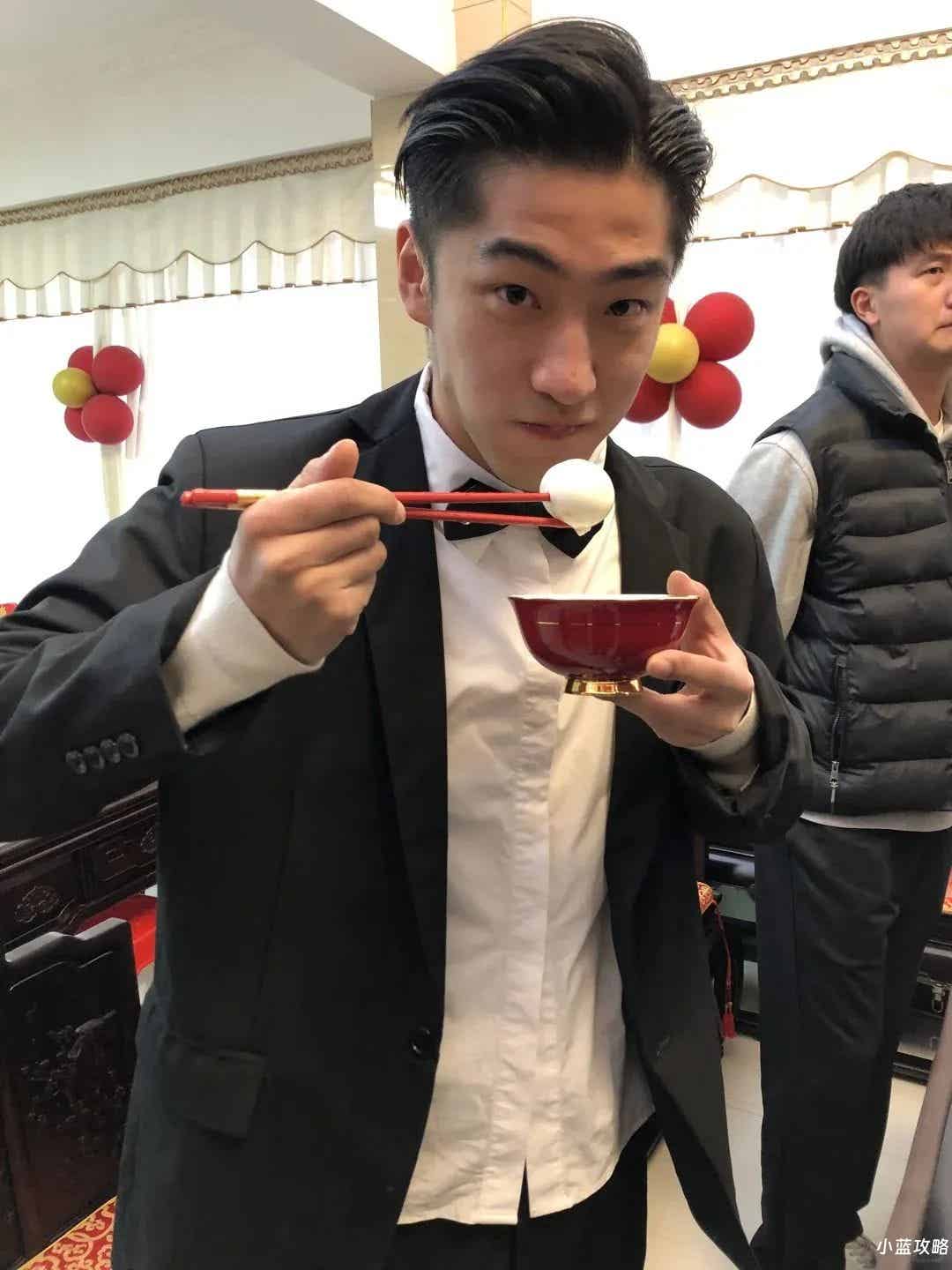 图片[1]-天呐又一个超帅的大鼻子伴郎洗澡照火出圈，真的超爱！-小蓝短视频