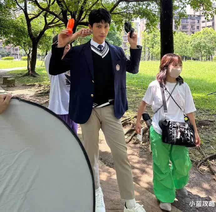 图片[9]-湾湾男演员穿上CK：好身材一览无余，身高属实让人没想到！-小蓝短视频