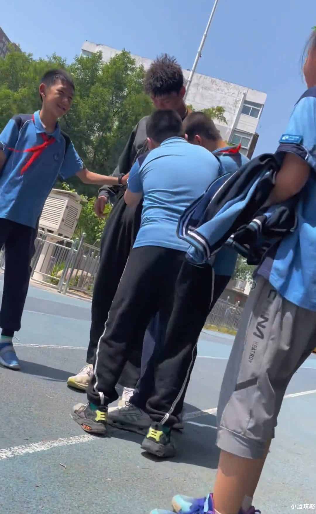 图片[1]-山西190CM体育生撩衣露腹肌被摸，？灰裤子大长腿！-小蓝短视频