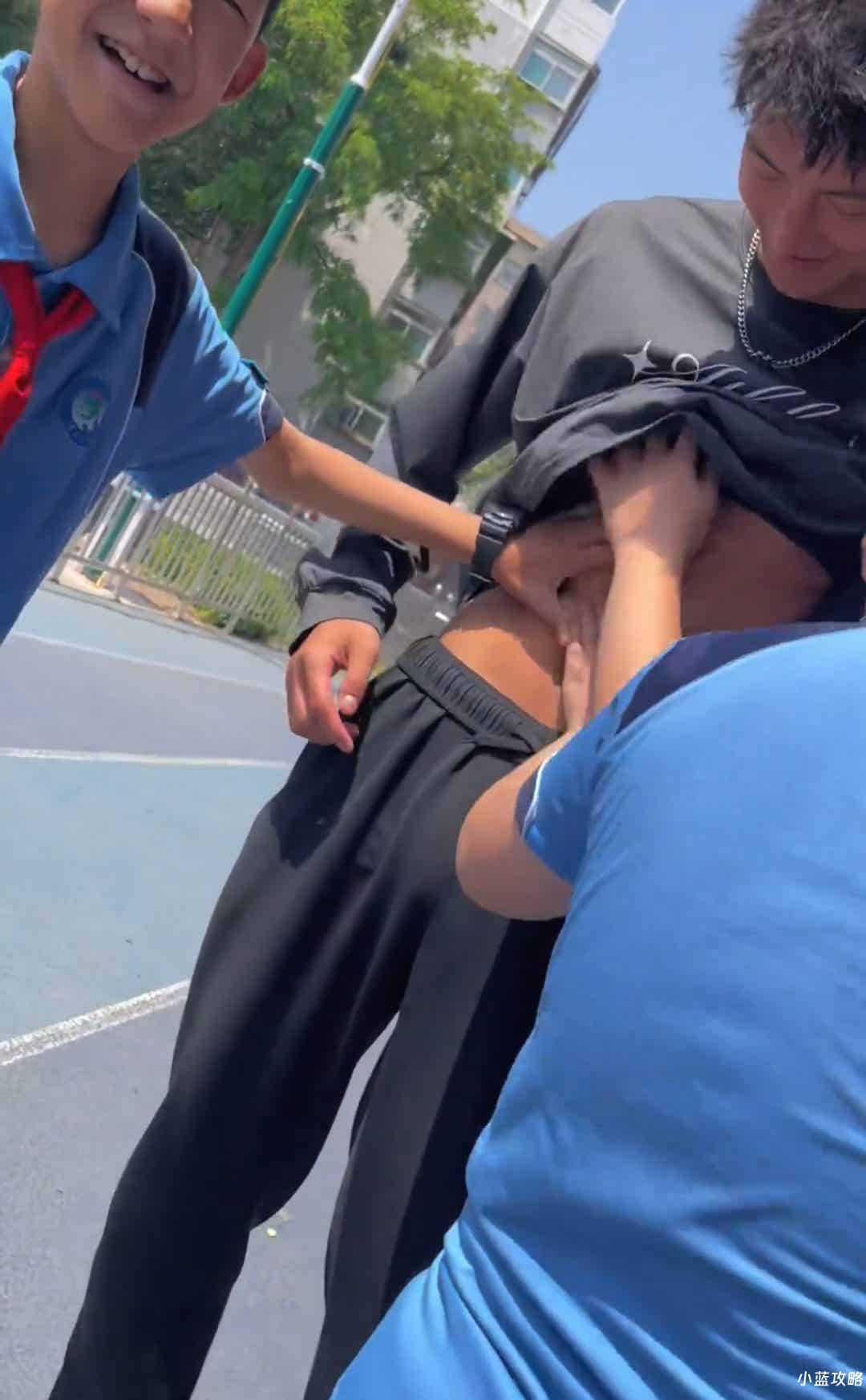 图片[2]-山西190CM体育生撩衣露腹肌被摸，？灰裤子大长腿！-小蓝短视频